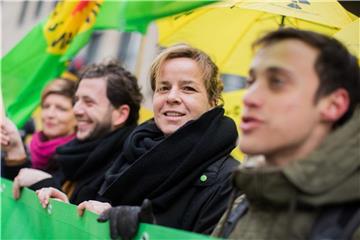 Mona Neubaur (M), Landesvorsitzende von Bündnis 90/Die Grünen in Nordrhein-Westfalen, bei einer Protestaktion. Foto: Rolf Vennenbernd/Archiv