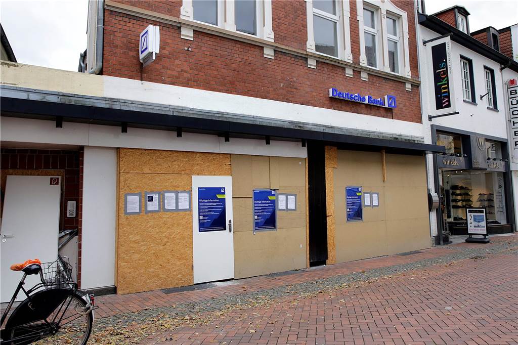 Mutmaßliche Täter gehen Fahndern nach Geldautomatensprengung ins Netz Verbarrikadierte Fassade der Deutschen Bank