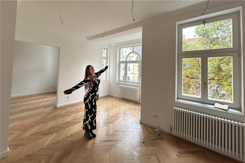So sieht es in der kernsanierten Stadtvilla im Kreuzviertel aus Leonard Sträter brachte am Freitag (27.10.) die Denkmal-Plakette an der Fassade der Stadtvilla am Neuen Graben 11 an. Ein bewegender Moment für den "Casa Sogno"-Geschäftsführer: "Ich hatte ein bisschen Pipi in den Augen", sagte er danach.