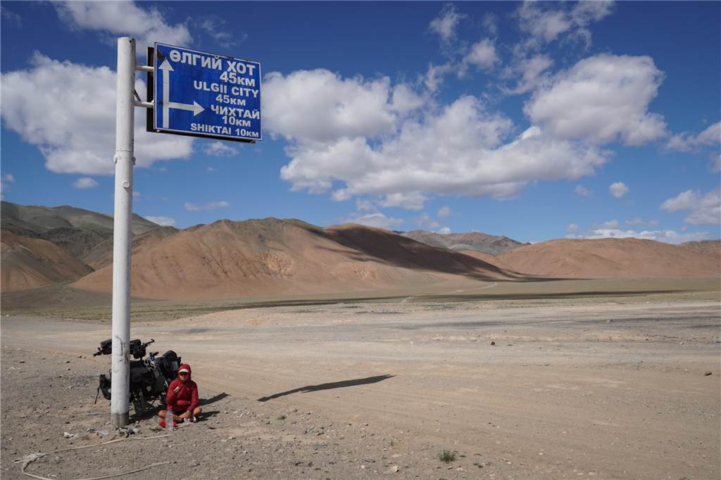 Mongolei - keine wirklichen Straßen, aber zumindest Wegweiser tauchen alle 300 - 500 km auf