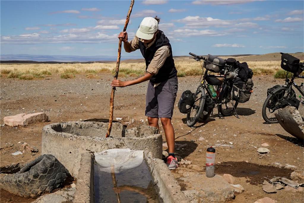 Mongolei - Wasser ist hier rar, sodass Viehtränken zu wertvollen und lebenswichtigen Punkten für uns werden.