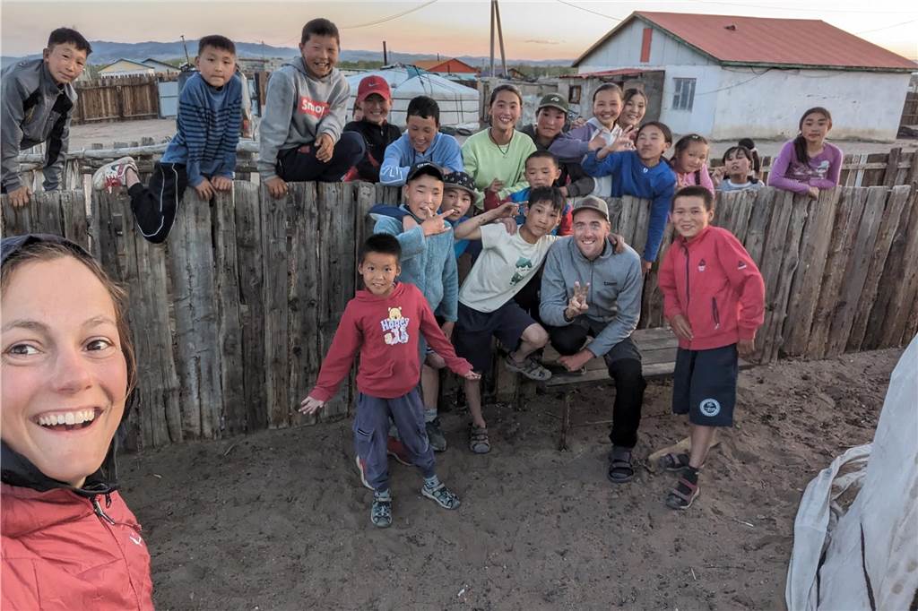 Mongolei - wir werden von Einheimischen für die Nacht in eine Jurte eingeladen und bis zum Abend haben wir uns mit allen Kindern des Dorfes angefreundet.
