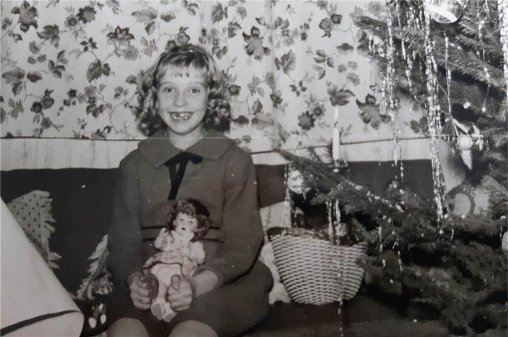 Monika Fuchs schreibt dazu: "Dieses Foto entstand 1960, natürlich hatten wir viel Lametta am Baum. Was es damals zu essen gab, weiß ich nicht mehr. Viele Jahre aber gab es Hähnchenschenkel, Kroketten, Currysause und Bohnensalat."