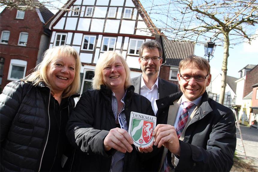Monika Geißler, Susanne Schumpich, Ralf Bülte und Bürgermeister Lothar Christ präsentieren die Denkmal-Plakette, die im Anschluss an das frischsanierte Haus angebracht wurde.