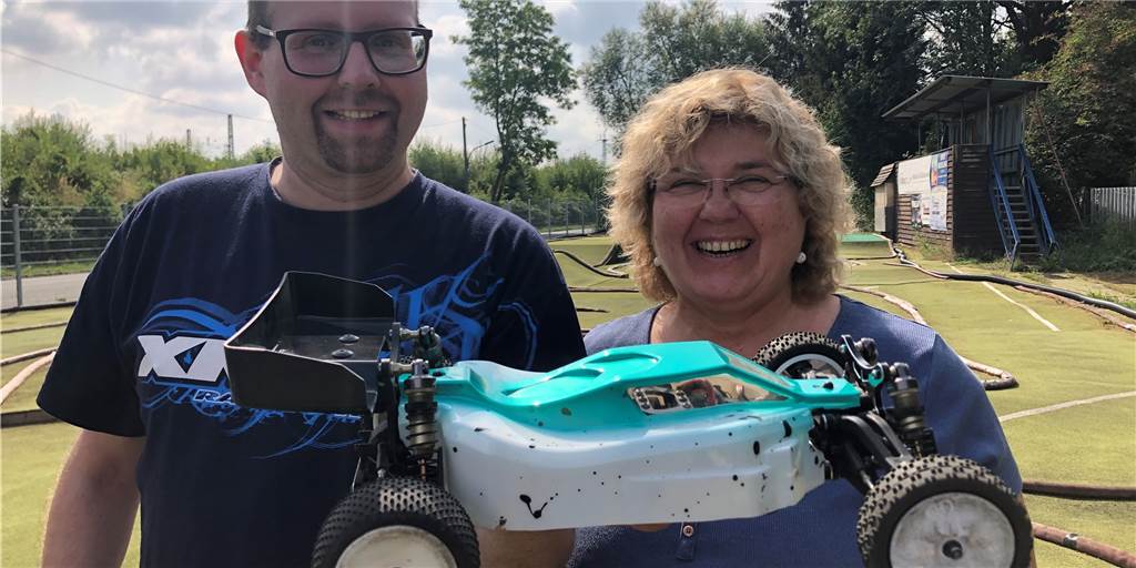 Hier ist das Rasen erlaubt: Dortmunder Verein steht auf schnelle Autos Monika Geistmann und Sebastian Störring freuen sich auf den Tag der offenen Tür am Samstag (20.8.) beim Minicar Club Dortmund an der Dörenstraße 53a in Kirchderne