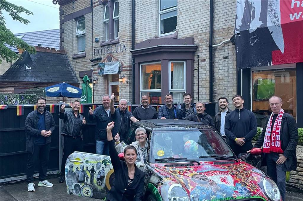 Jürgen Klopp überrascht Fanclub-Gründerin zum 70. mit Grußbotschaft Monika Hahn und das Team "KloppoCar".