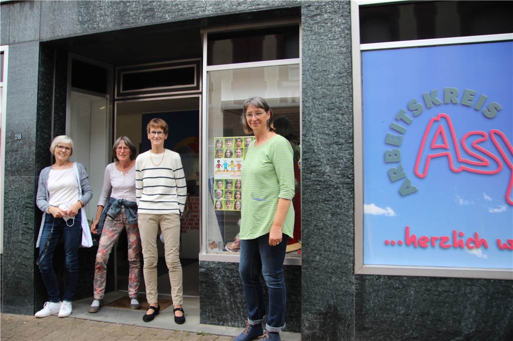 Schlecker-Filiale in Bork: Zehn Jahre nach dem Aus neue Geschäftsidee Monika Heitmann (r.) vom Arbeitskreis Asyl betreibt mit den anderen Aktiven (im Bild v. r. Margret Goldstein, Birgit Schaeper und Brigitte Brand) einen Laden mit Kleidung, Haushaltsgeräten und mehr.
