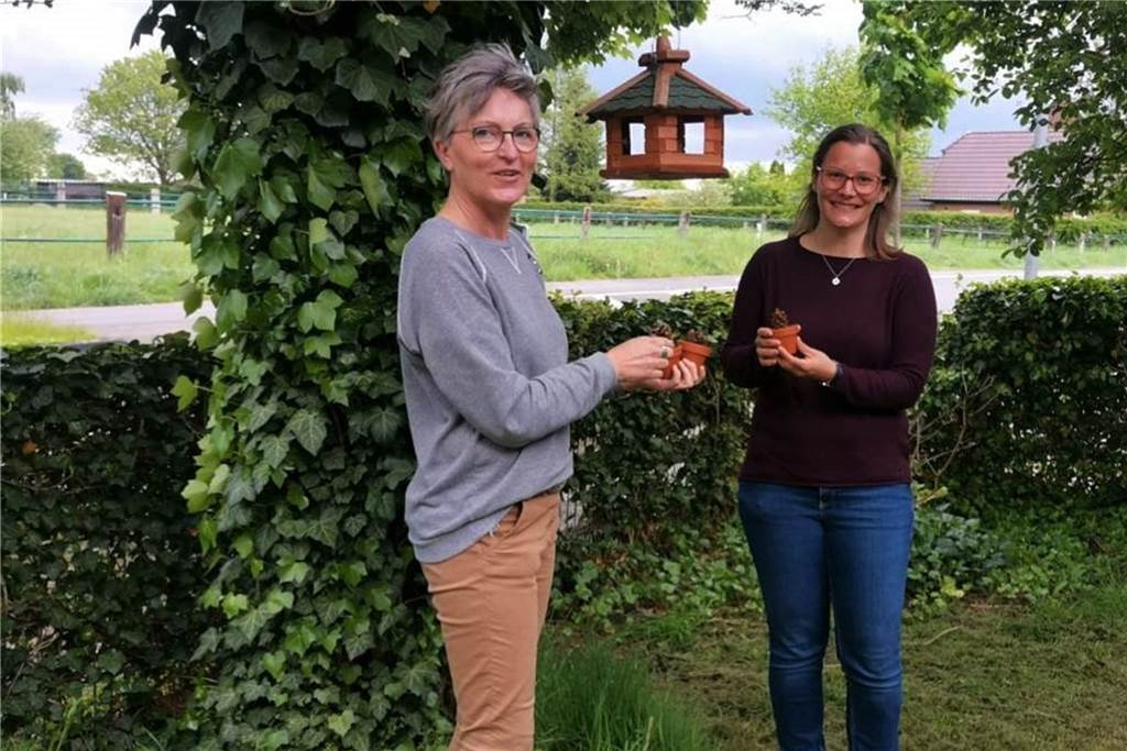Schüler lassen ihre Sorgen beim Waldbaden zurück Monika Kleine-Wieskamp und Yvonne Weimann sind begeistert von den Reaktionen der Kinder im Wald und freuen sich auf das nächste gemeinsame Waldabenteuer mit ihren Schützlingen.