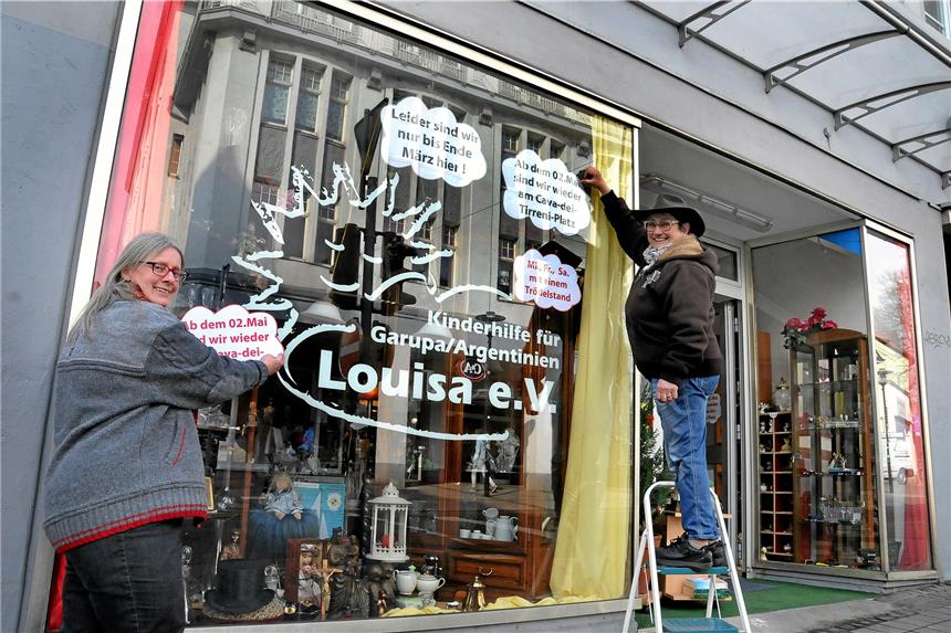 Trödel bald wieder unter freiem Himmel Monika Mündelein (l.) und Ester Maria Grulke (r.) kündigen an, dass der Louisa-Verein das Ladenlokal an der Hüsingstraße 33 Ende März verlässt.