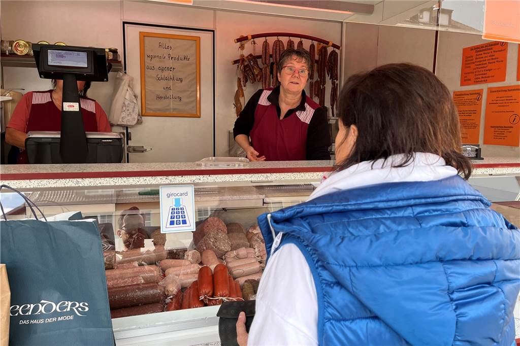 Hausschlachtung Stammkötter fühlt sich auf dem Wochenmarkt pudelwohl Monika Naumann bedient eine Kundin.