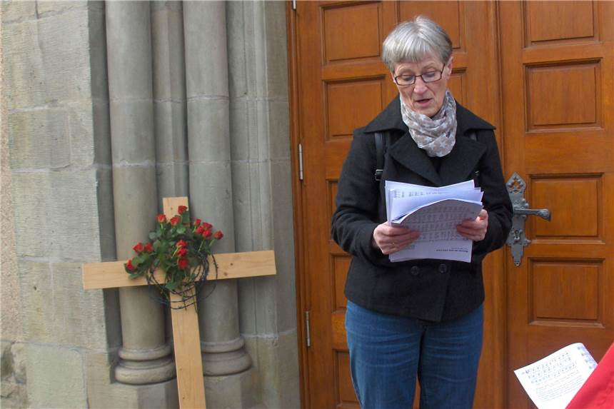 Kreuzweg für Frauen fällt in Lanstrop nicht ganz aus Monika Schoen ist Geistliche Begleiterin und wird am Dienstag (30.3.) die Frauen am Haupteingang der Kirche St. Michael begrüßen.