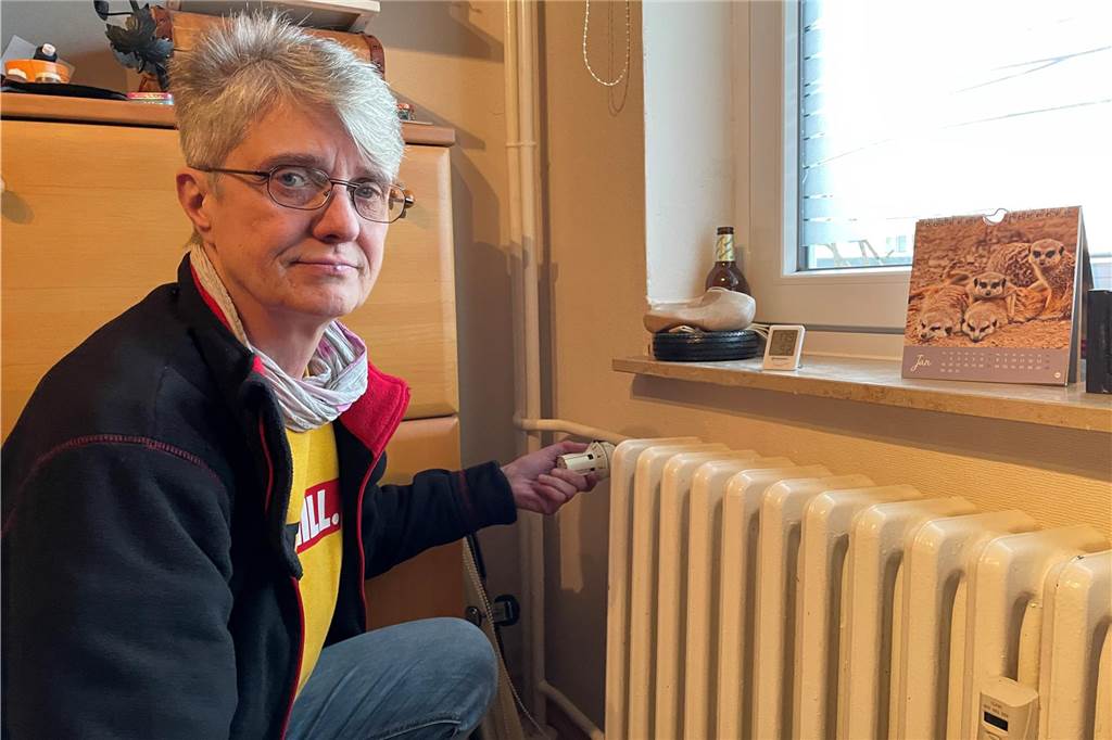 Erst Klopfgeräusche, jetzt Kälte: Vollands verzweifeln an ihrer Heizung Monika Volland vor ihrer Heizung in ihrem Arbeitszimmer in Lütgendortmund