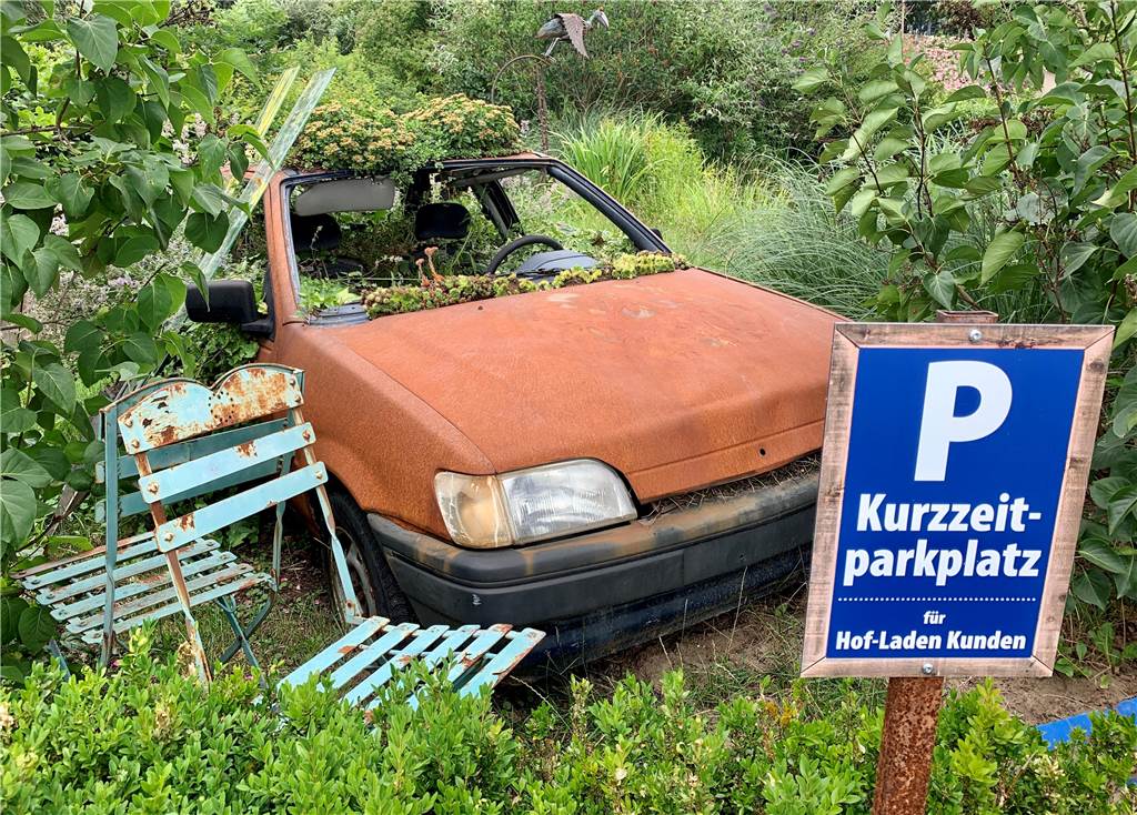 Monika Weißenberg hat einen Tagesausflug zum Hofcafe Löbke in Ibbenbüren gemacht und eine etwas skurrile Szenerie vorgefunden. Das eingewachsene Auto hat sich wohl am Schild für die Kurzzeitparkplätze wenig gestört.