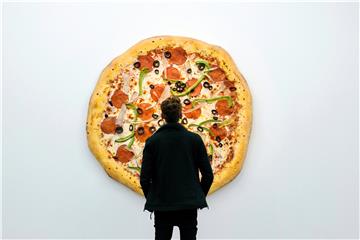 Monströs und täuschend echt: Tom Friedmans „Untitled Pizza“ aus bemaltem Styropor zeigt den Teigfladen als monumentales Kultobjekt. Foto Babic