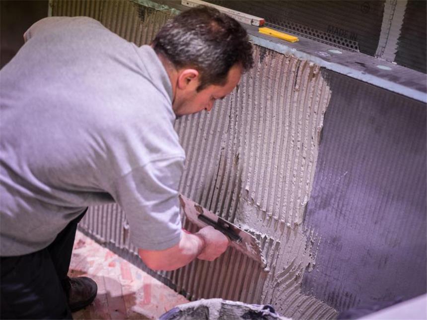 Neues Bad an einem Tag? - Schneller Aufbau dank Vorfertigung Montage der vorgefertigten Bauteile vor Ort macht die Installation einfacher. Foto: Frank Rumpenhorst/dpa-tmn