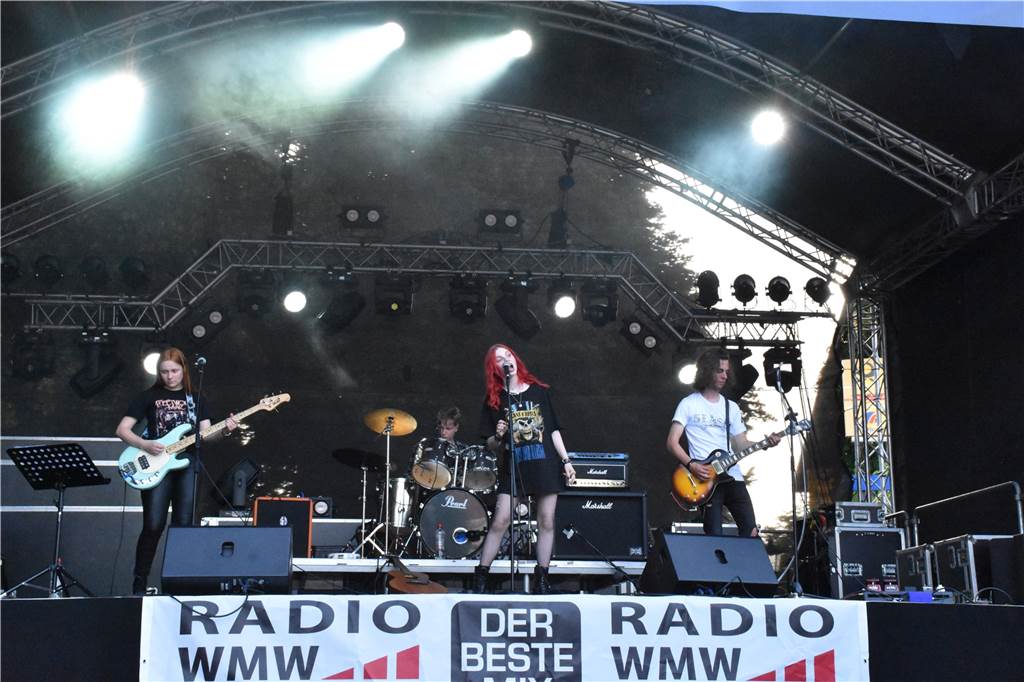 Alexander (17) und Emily (15) starten als Band aus Vreden durch Moonlight Thief beim Citybeach in Vreden.