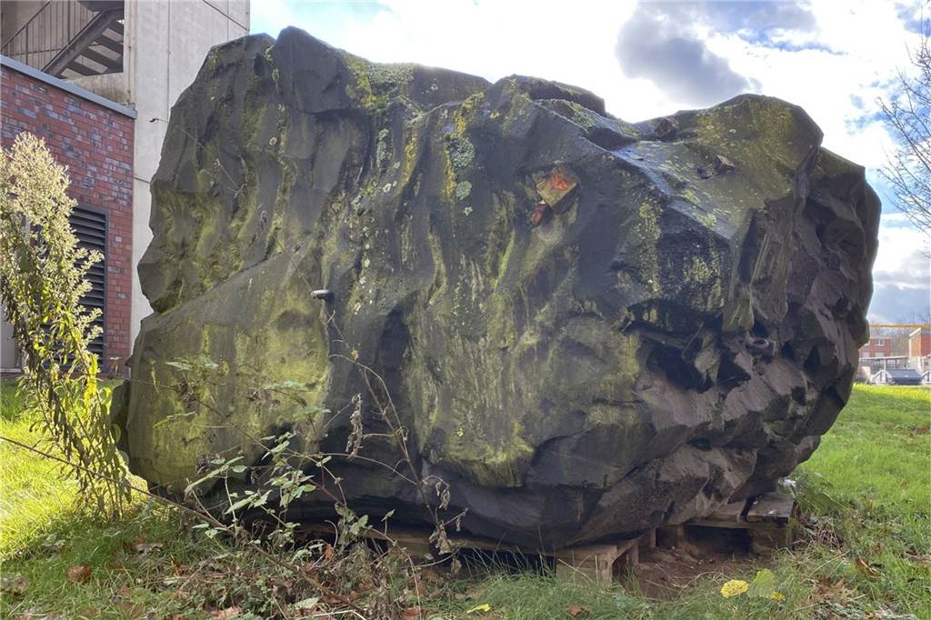 Vom Aufstieg und Fall eines riesigen Kohlebrockens in Dorsten Moosbewachsen liegt der Kohlebrocken an der Feuerwache in Dorsten.