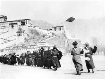 Morgen jährt sich gescheiterte Volksaufstand der Tibeter gegen die Chinesen zum 51. mal. In Lhasa wurden deshalb die Sicherheitsvorkehrungen verschärft und 442 Menschen festgenommen.