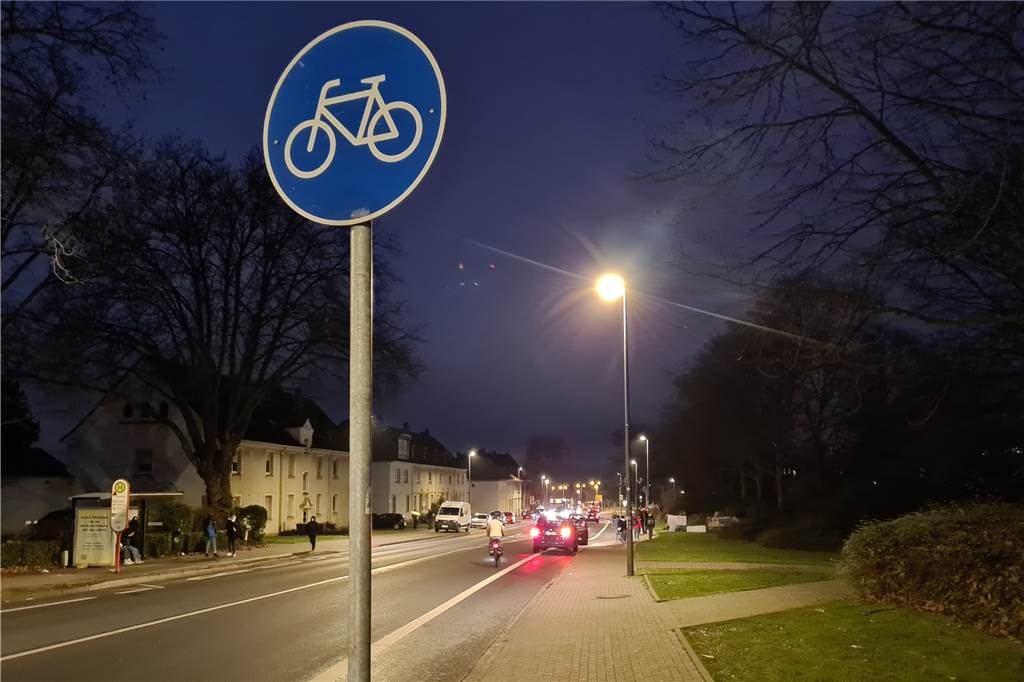 Autos auf Radwegen: Stadt ärgert sich über „rücksichtslose“ Autofahrer Morgens setzen viele Eltern ihre Kinder auf dem Radweg an der Gesamtschule ab.