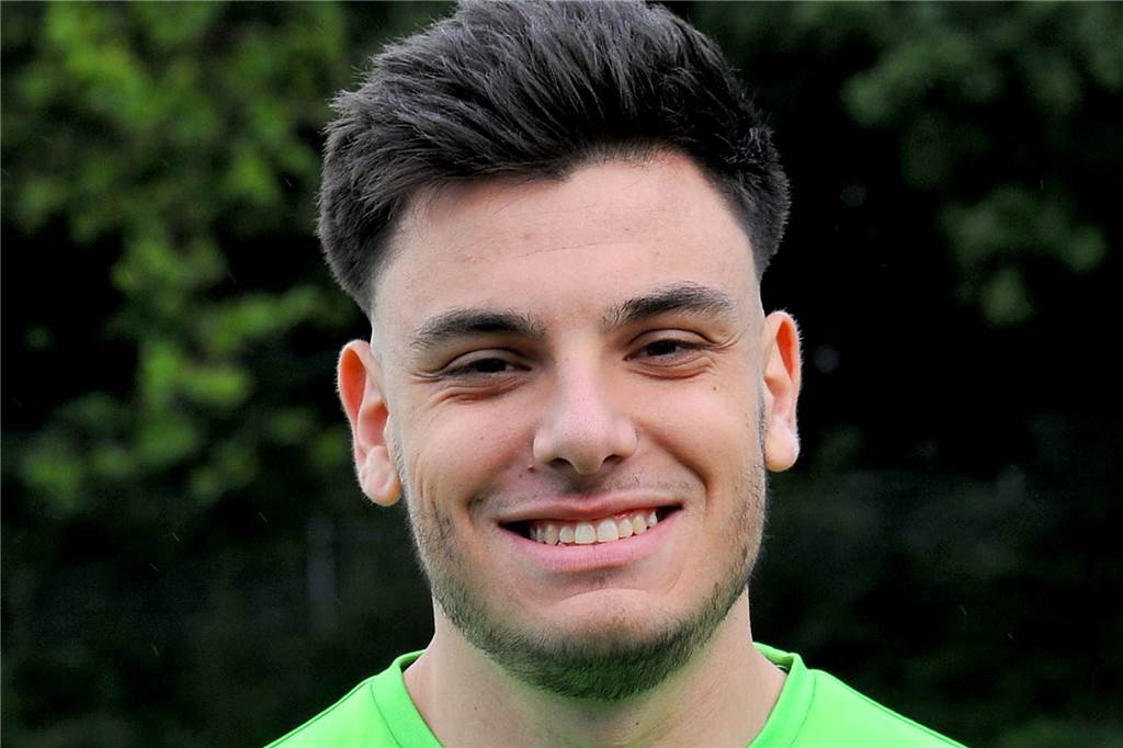 Holzen-Torwart lehnt Wickede-Angebot ab und kehrt nach nur einem Jahr nach Dortmund zurück Moritz Brandenburg grinst in die Kamera.