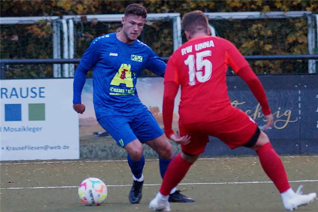 Moritz Denninghoff - hier gegen Unnas Tim Buschhaus - markierte gegen RWU zwei Tore.
