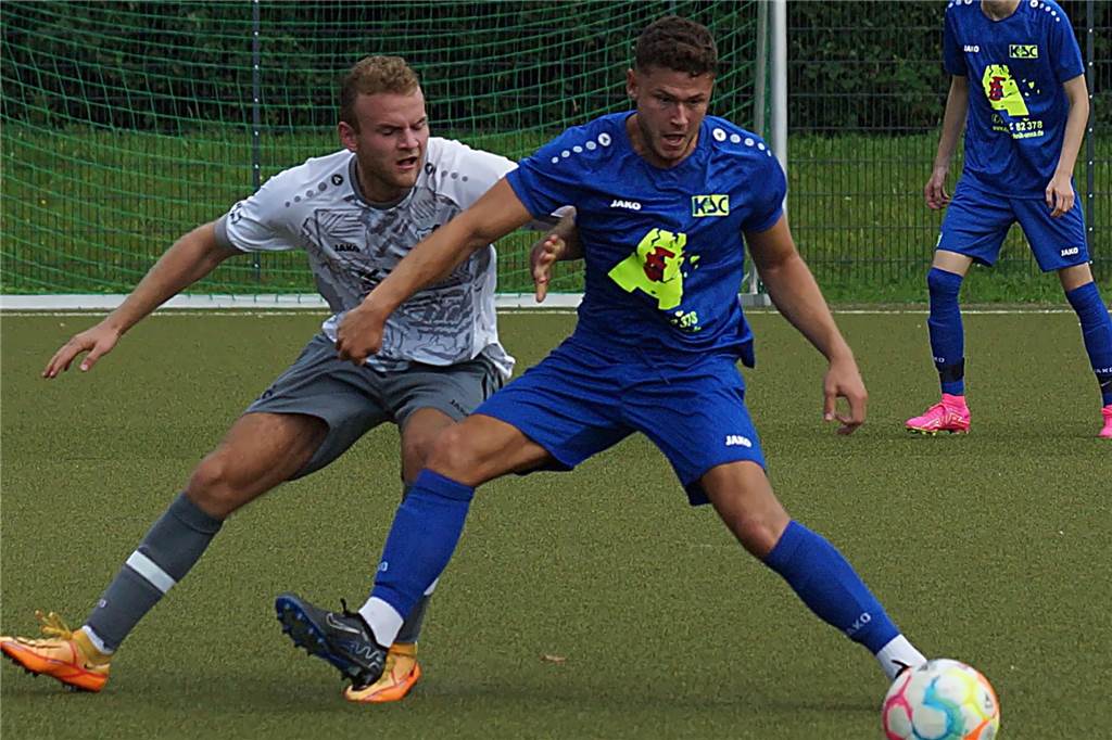 Berühmter TikToker zockt als Topstürmer beim Kamener SC: „Bin relativ normaler 21-Jähriger“ Moritz Denninghoff (r.) kämpft um den Ball.