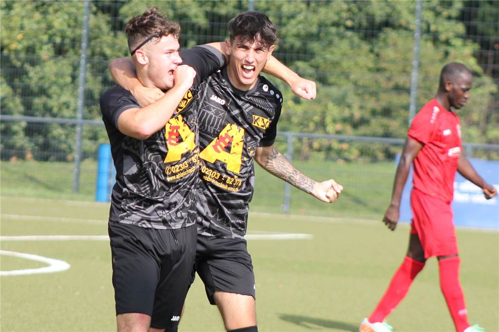 Später Ausgleich – TuRa verhindert Sieg des Kamener SC und ist trotzdem unzufrieden Moritz Denninghoff (l.) erhöht auf 2:0 und jubelt mit Jonas Hahn