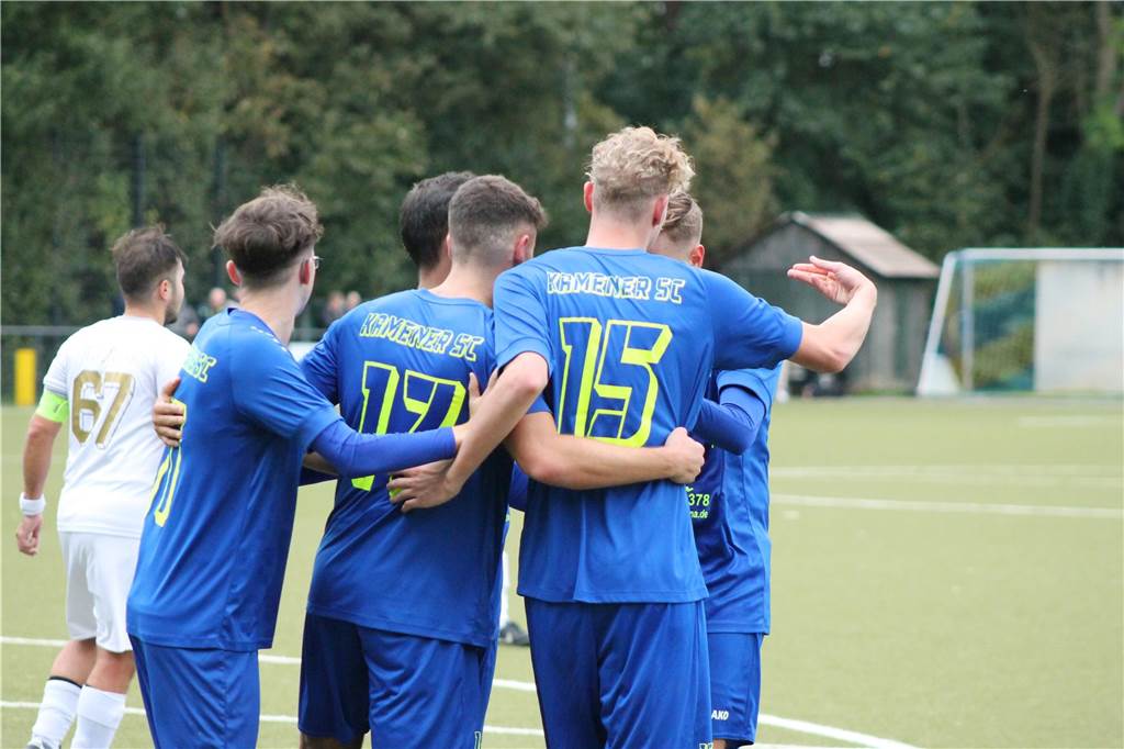 Krankenwagen, Verfolgungsjagd, Schlägerei und Platzverweise: Kamener SC gewinnt gegen den VfK Weddinghofen Moritz Denninghoff (Nummer 17) jubelt über die Führung.