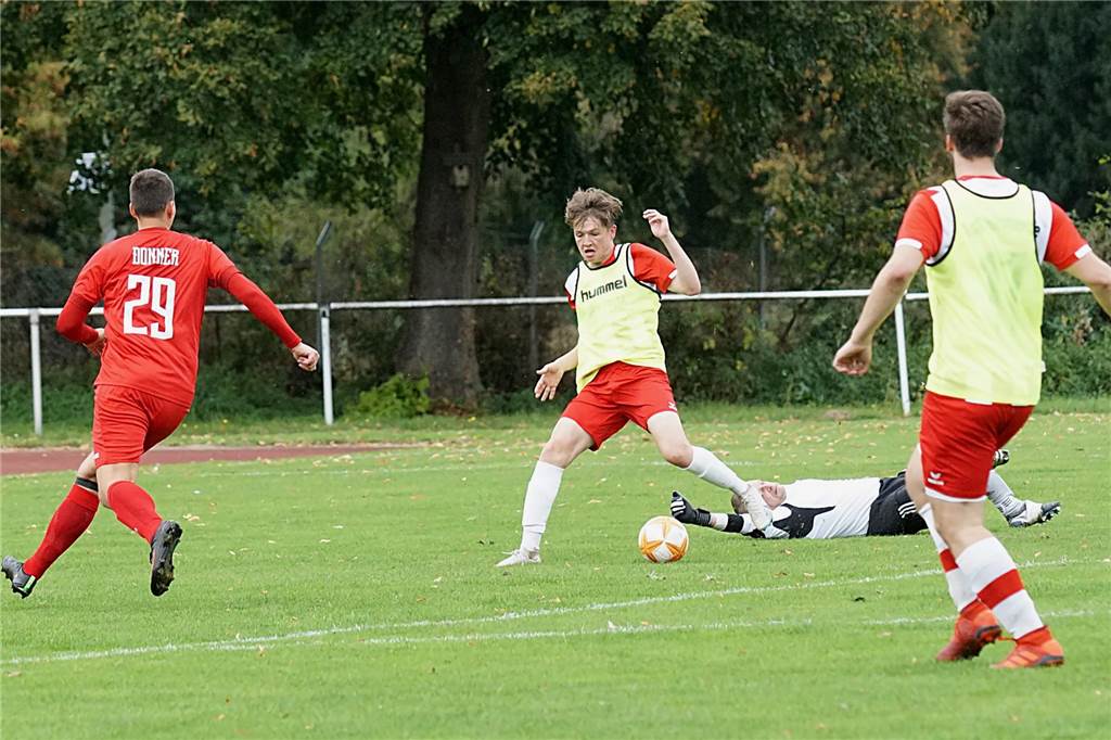 TuS Hemmerde ist ein Aufstiegskandidat Moritz Fürst (TuS in Gelb/Rot, M.) hat den TuRa-Keeper Marc-Andre Witkowski ausgespielt und kann zum 1:0 einschieben. Timo Donner (l.) kann nicht mehr eingreifen.