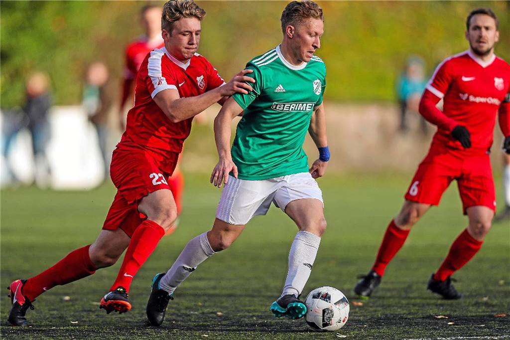 Und noch ein Neuer mit Westfalenliga-Erfahrung: Ein A-Ligist als gute Adresse Moritz Glöckner (li.), hier für den Kirchhörder SC im Westfalenliga-Einsatz, wechselt zur nächsten Saison zum TuS Holzen-Sommerberg.