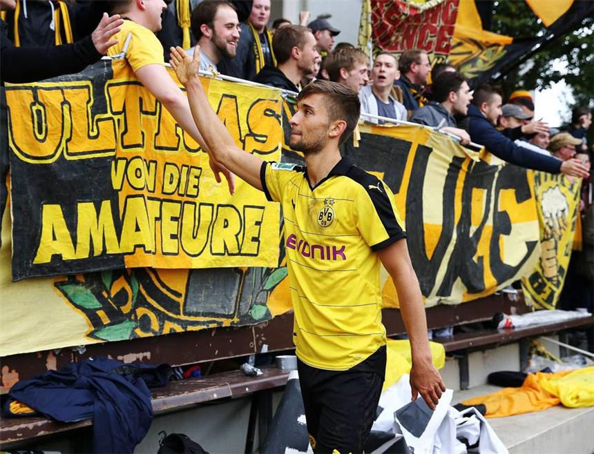 Moritz Leitner: "Mehr machen als jeder andere" Moritz Leitner bedankt sich nach dem Sieg gegen Rödinghausen bei den BVB-Fans.