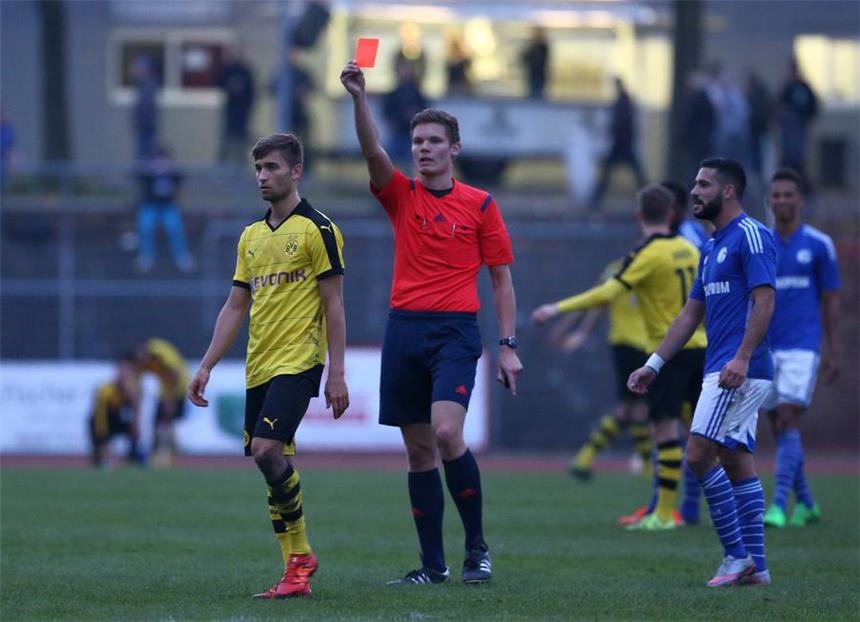 BVB II will gegen Schalke vierten Sieg in Serie Moritz Leitner (l.) sieht die Rote Karte.