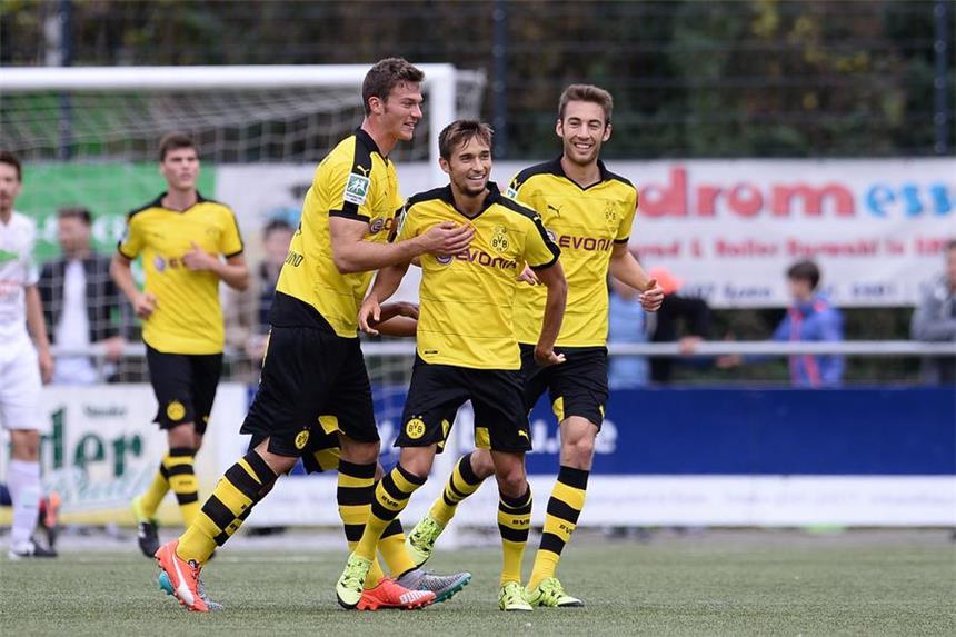 Leitner triff zum 1:0-Erfolg des BVB II beim FC Kray Moritz Leitner (M.) bejubelt seinen Treffer mit Christoph Zimmermann (l.) und Michael Eberwein.