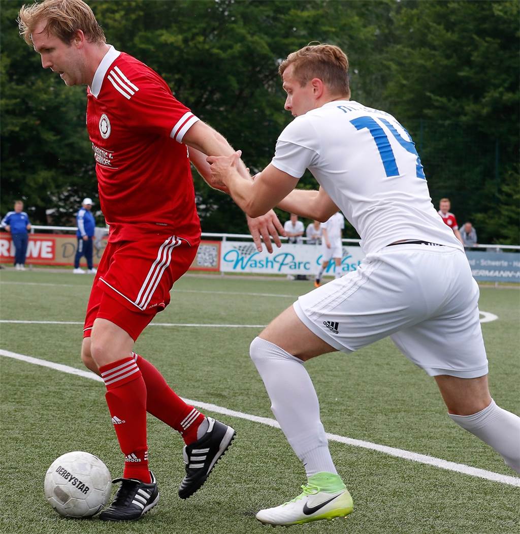 Dortmunder Klub fügt Liga-Primus die erste Niederlage bei - „Wir haben uns mehr erhofft“ Moritz Lerch (r.) ist Außenverteidiger beim TSC Eintracht Dortmund.