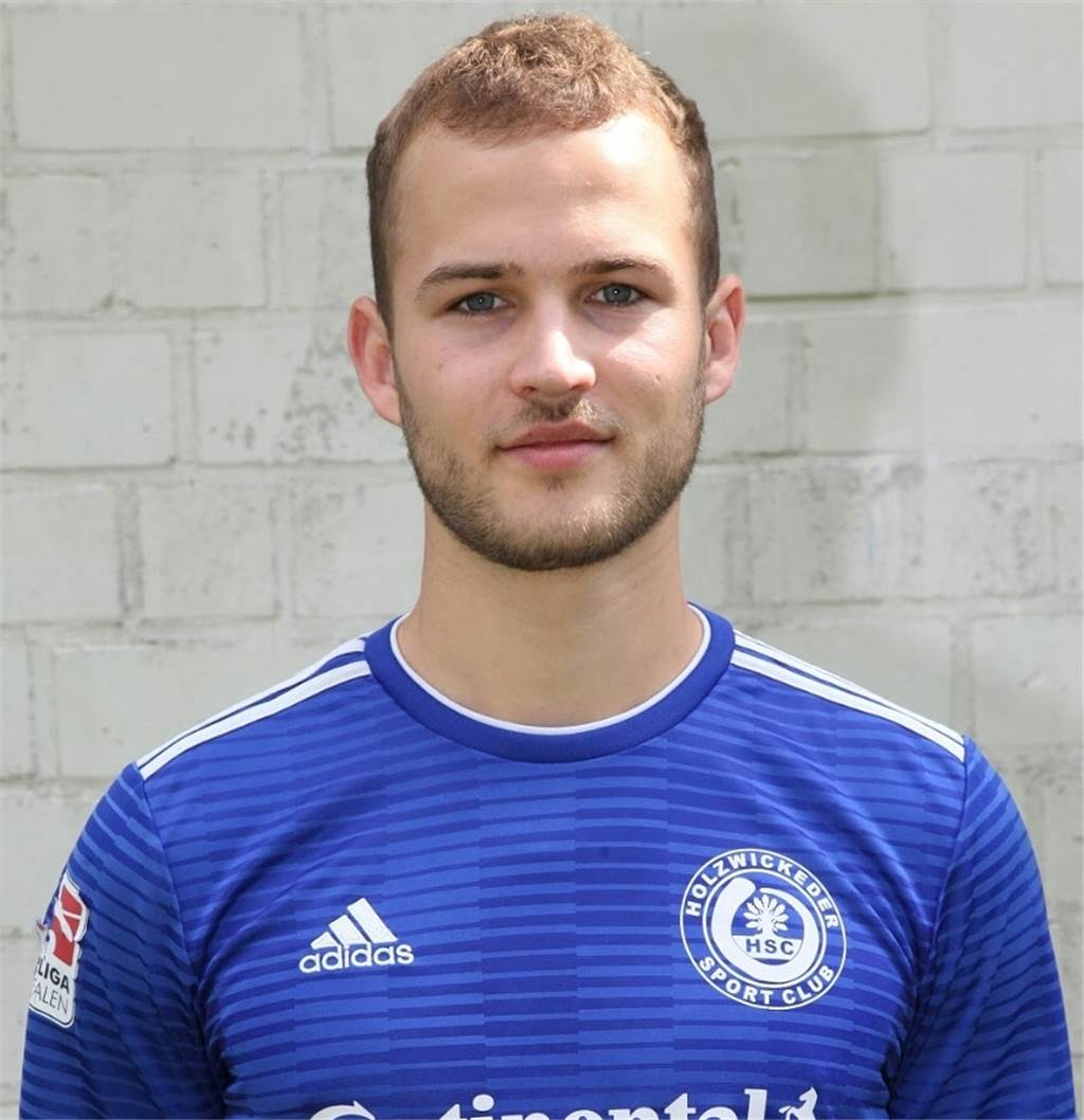 Dortmunder Oberliga-Fußballer gibt zwar seine Zusage, möchte aber in die Regionalliga Moritz Müller macht beim HSC Dampf über die rechte Seite.