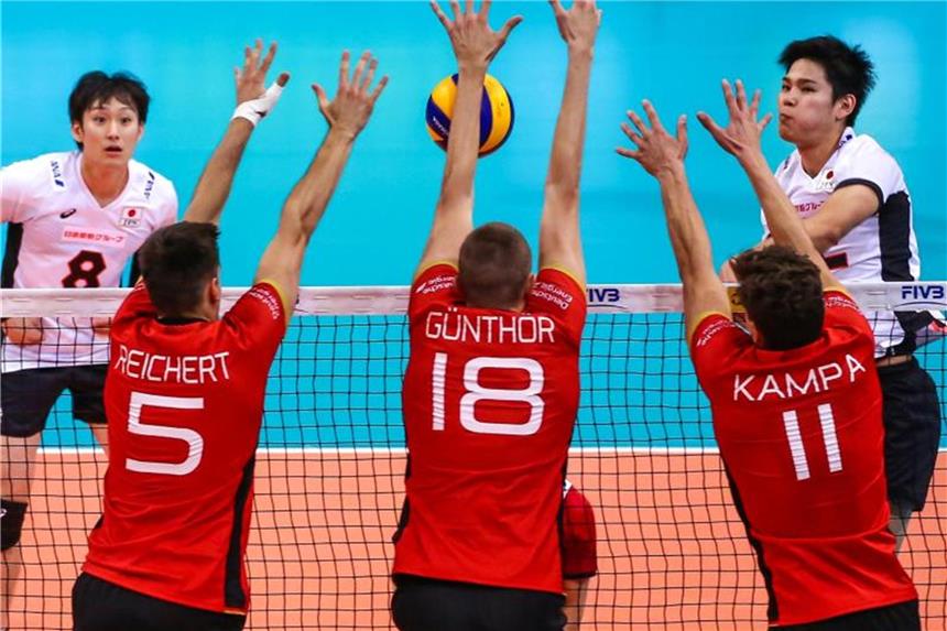Volleyballer verpatzen ersten Heimauftritt in Ludwigsburg Moritz Reichert (l-r), Jakob Günthör und Lukas Kampa blocken einen Ball der Japaner. Foto: Christoph Schmidt