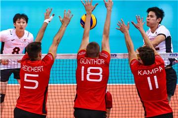 Moritz Reichert (l-r), Jakob Günthör und Lukas Kampa blocken einen Ball der Japaner. Foto: Christoph Schmidt