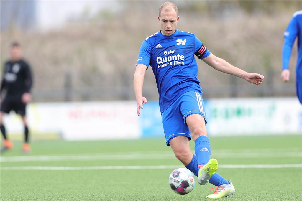 Moritz Schulte hört als Spieler beim SV Südkirchen auf Moritz Schulte passt den Ball