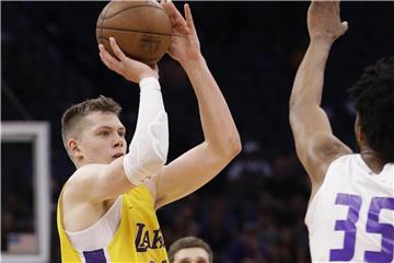 Moritz Wagner (l) erzielte in seinem ersten Spiel für die Los Angeles Lakers 23 Punkte. Foto: Rich Pedroncelli/AP