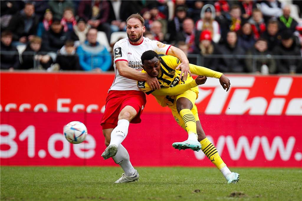 Moses Otuali im Zweikampf.