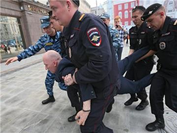 Moskau: Ein Teilnehmer der Demonstration wird fortgetragen. Foto: Sergei Ilnitsky