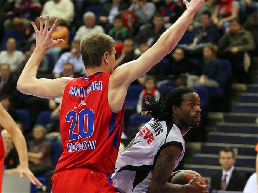 74:94 in Moskau: Erste Niederlage für Bamberg Moskaus Andrej Woronzewitsch (l) blockt vor dem Korb den Bamberger Julius Jenkins. Foto: Sergej Ilnitzkij.