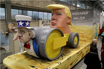 Motivwagen für den Rosenmontagsumzug zum Thema Trump in Köln. Foto: Ole Spata