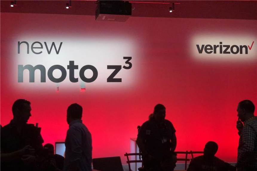 Motorola und Verizon preschen bei 5G-Mobilfunk voran Motorola und Verizon wollen in den USA Anfang 2019 ein 5G-Mobilfunknetz aufbauen. Das passende Smartphone kündigte Motorola mit dem Moto Z3 an. Foto: Christoph Dernbach