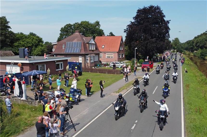 Tausende Motorradfahrer machen krebskrankem Kind eine Freude Motorradfahrer fahren am Haus des krebskranken Kilian vorbei