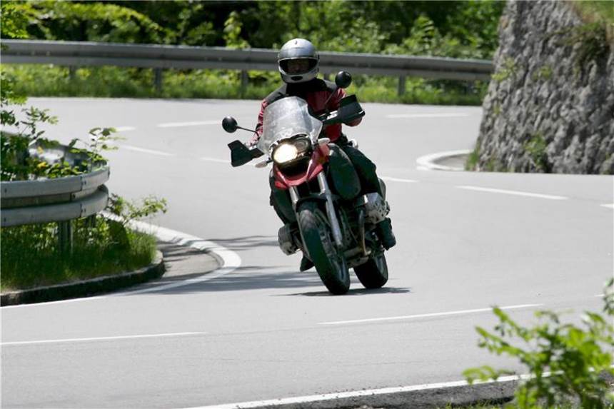 Auf Motorradtour im Sommer schon vor dem Durst trinken Motorradfahrer schwitzen im Sommer besonders viel. Weil sich der Wasserverlust negativ auf die Leistungsfähigkeit auswirkt, sollten sie noch vor dem Durst trinken. Foto: Matthias Schrader