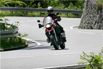 Motorradfahrer schwitzen im Sommer besonders viel. Weil sich der Wasserverlust negativ auf die Leistungsfähigkeit auswirkt, sollten sie noch vor dem Durst trinken. Foto: Matthias Schrader