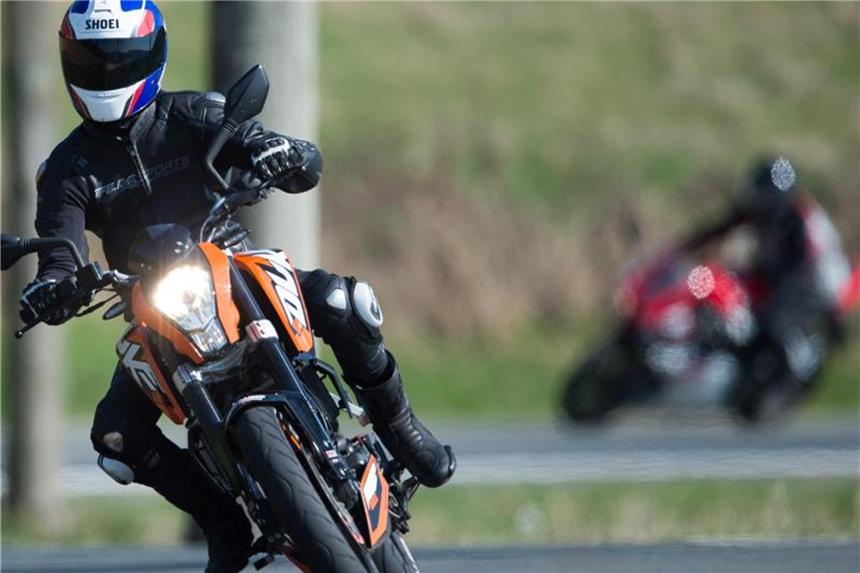 Mit Motorrad nicht gleich am Ortsausgang voll beschleunigen Motorradfahrer sollten mit dem Beschleunigen warten, bis sie auf der Landstraße angekommen sind. Foto: Swen Pförtner