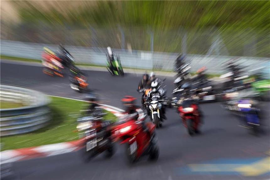 Unfall bei Eröffnung der Motorradsaison auf dem Nürburgring Motorradfahrer während des Korso zum Saisonauftakt auf dem Nürburgring. Foto: Thomas Frey