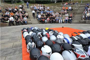 Motorradgottesdienst in der Agora: Die Motorradfahrer nahmen im Amphitheater Platz, die Helme legten sie vor den Altar.